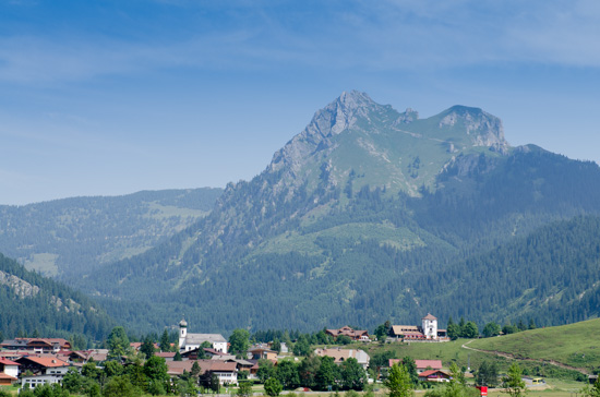 Ortschaft Grän mit dem Berg Aggentsein