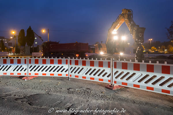 Baustelle mit Bagger und LKW