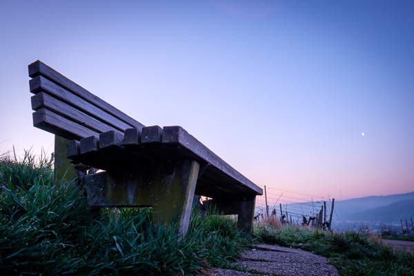 Sitzbank in der blauen Stunde