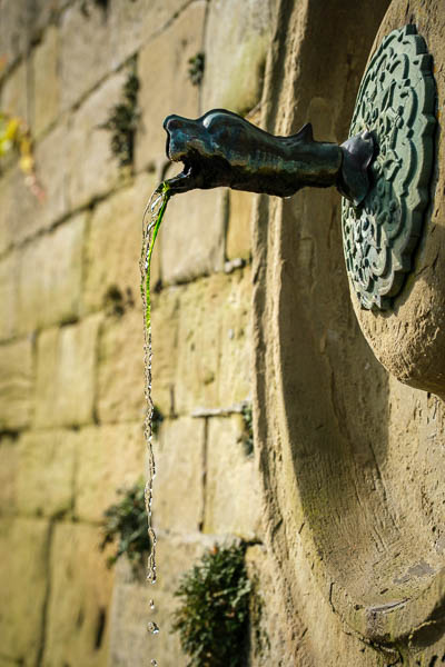 Alter Wasserhahn im maurischen Garten der Wilhelma